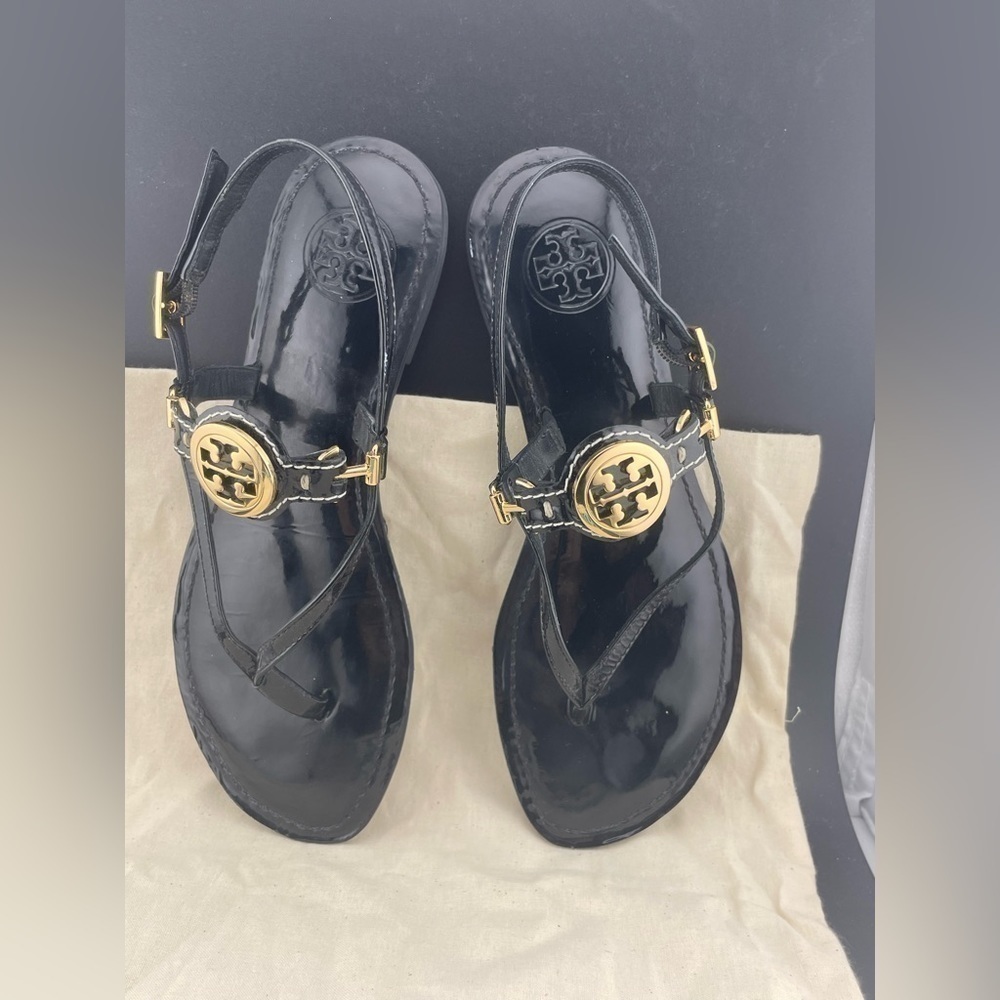 Tory Burch Ali Black Patent Leather Gold Logo Detail Flat Sandals 6m.